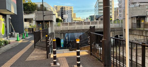 階段を降り、高架下をそのまま直進します。
