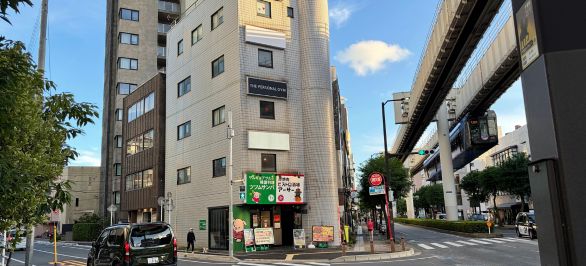 信号を渡ると、すぐ左手に「ケーワン登戸ビル（白い外観のビル）」が見えます。
 THE PERSONAL GYM 千葉駅前店は、こちらのビルの3階にございます。エレベーターで3階までお上がりください。