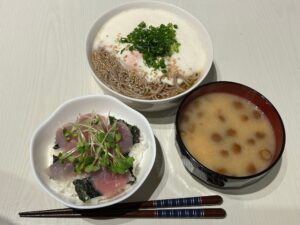 そばと海鮮丼とみそ汁の写真