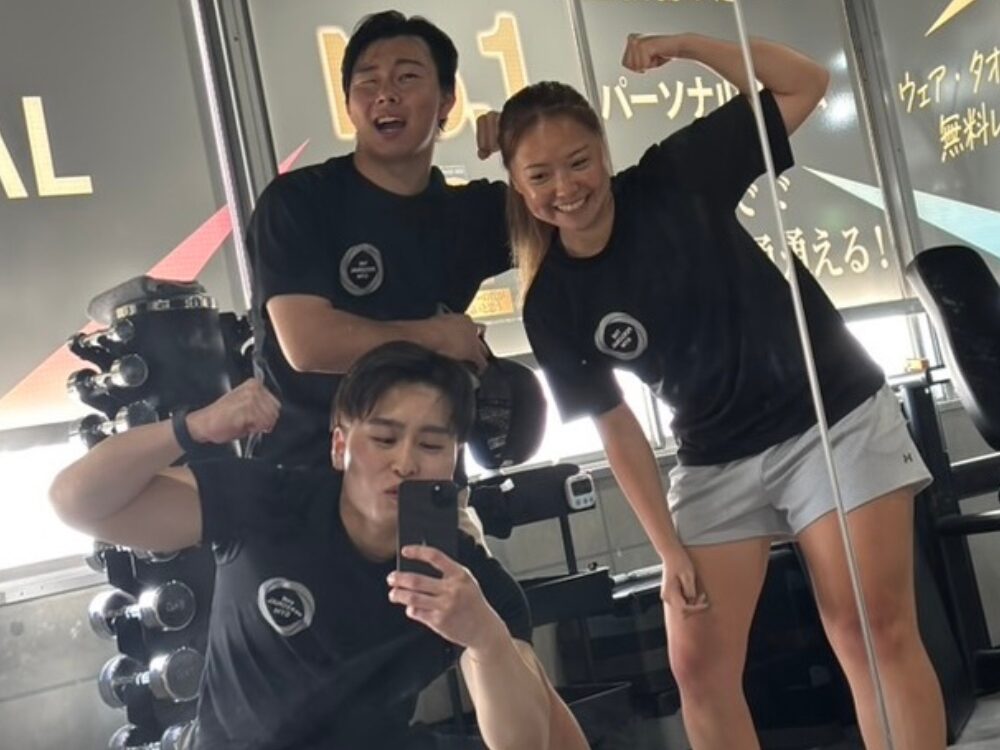 THE PERSONAL GYM (ザ パーソナル ジム)国分寺店で一緒にトレーニングを楽しむカップルのペアトレーニング風景