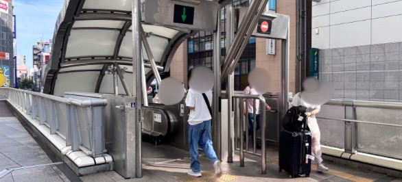エスカレーターを下ると小さいスクランブル交差点が見えてくるので
右斜め前に渡りそのまま直進します。
