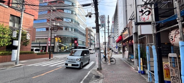 しばらく進むと右手にTHE PERSONAL GYM柏店の大きい看板が見えてきます。
