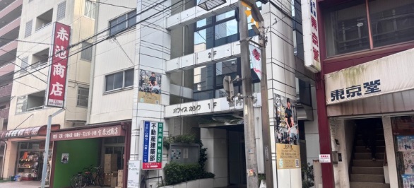 そこのオフィスカシワというビルの3階が当店となります。
