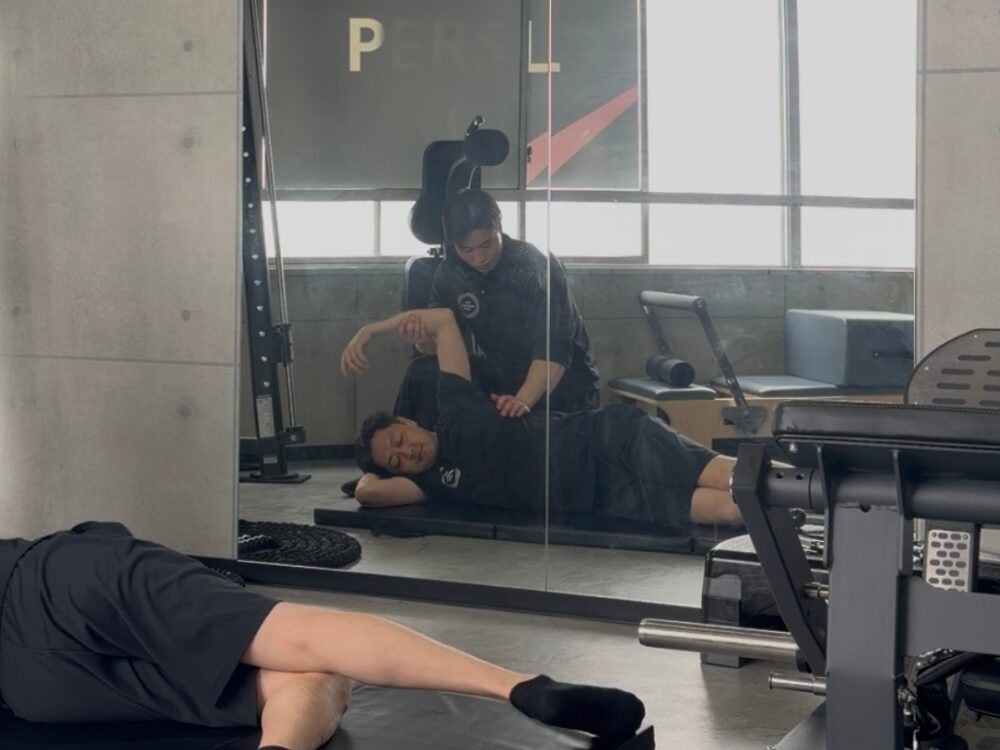 THE PERSONAL GYM (ザ パーソナル ジム)国分寺店、前田トレーナーの整体をしている風景の写真