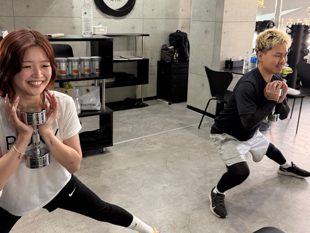 THE PERSONAL GYM (ザ パーソナル ジム) 国分寺店でダンベルトレーニングしている夫婦の写真