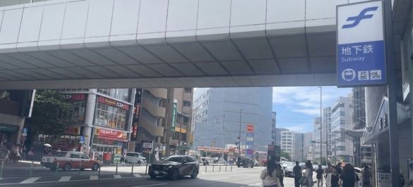 エスカレーターを降り、右折します。
