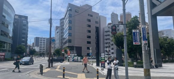 50m先に信号があるので渡り右折します。
