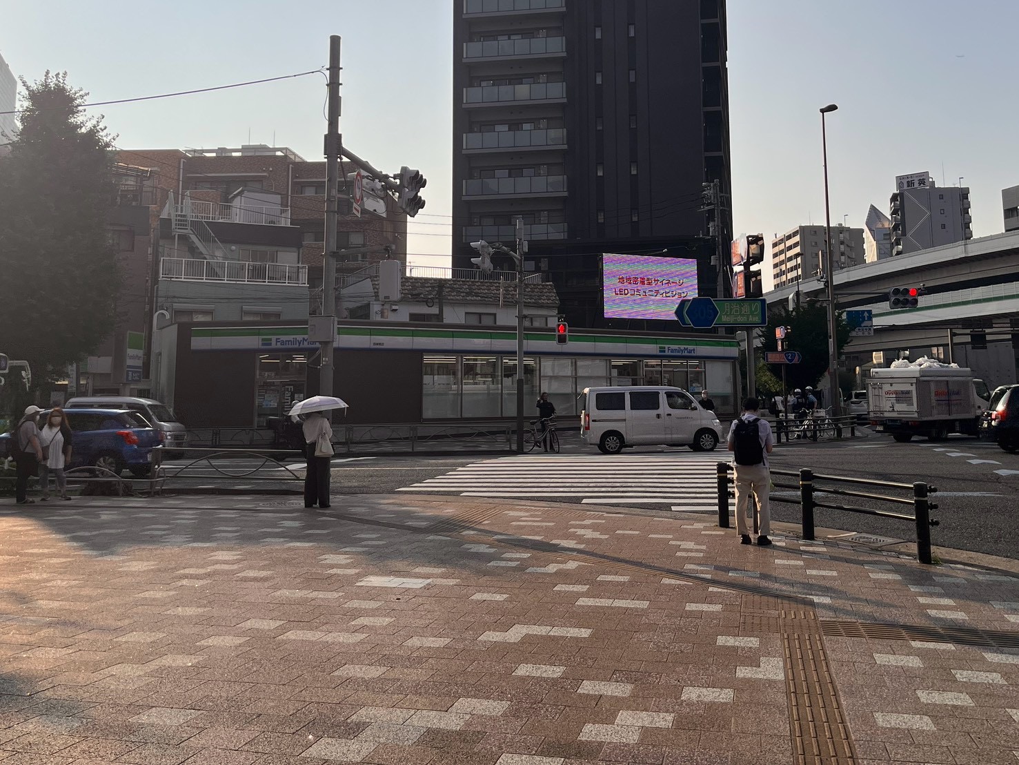 正面にファミリーマートが見えたら左折します。