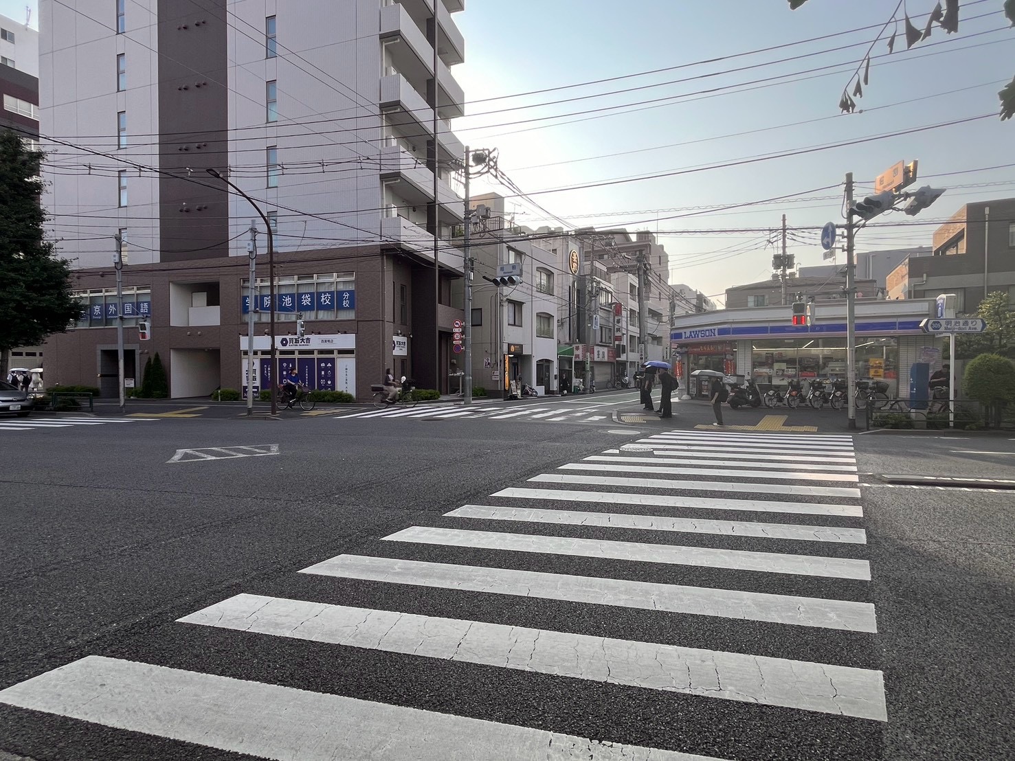 右手にローソンが見えるので、交差点を渡り直進します。(旧中山道通りへ)