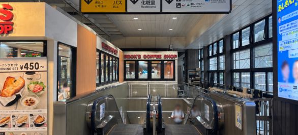 JR宇都宮駅南口のエスカレータを下る