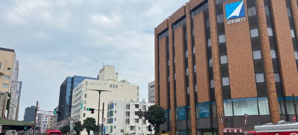 足利銀行が右手に見える、更に直進300M