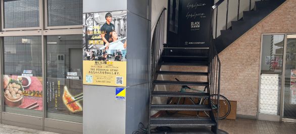 交番の前が店舗入口