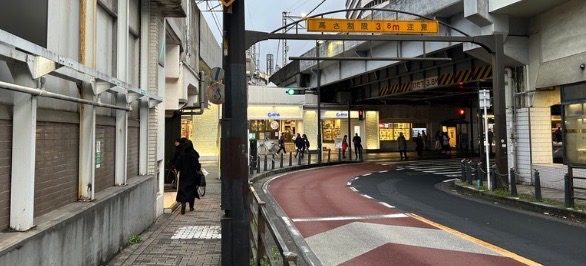 「デイリーヤマザキ千葉新町店」が見えたら、新町交差点を右折します。

