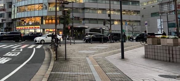 そのまま「千葉モノレール沿い」に進み、「TOTO千葉ショールーム」を目印に、登戸二丁目交差点を左折します。

