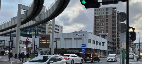 信号を渡るとすぐ左手に、「ケーワン登戸ビル（白い外観のビル）」が見えます。THE PERSONAL GYM千葉駅前店はそのビルの3階にございます。エレベーターで3階までお上がりください。
