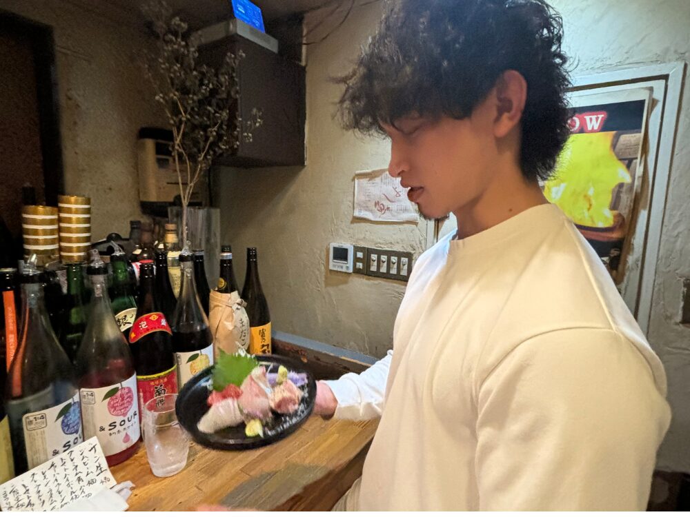 刺身盛りと足立トレーナー