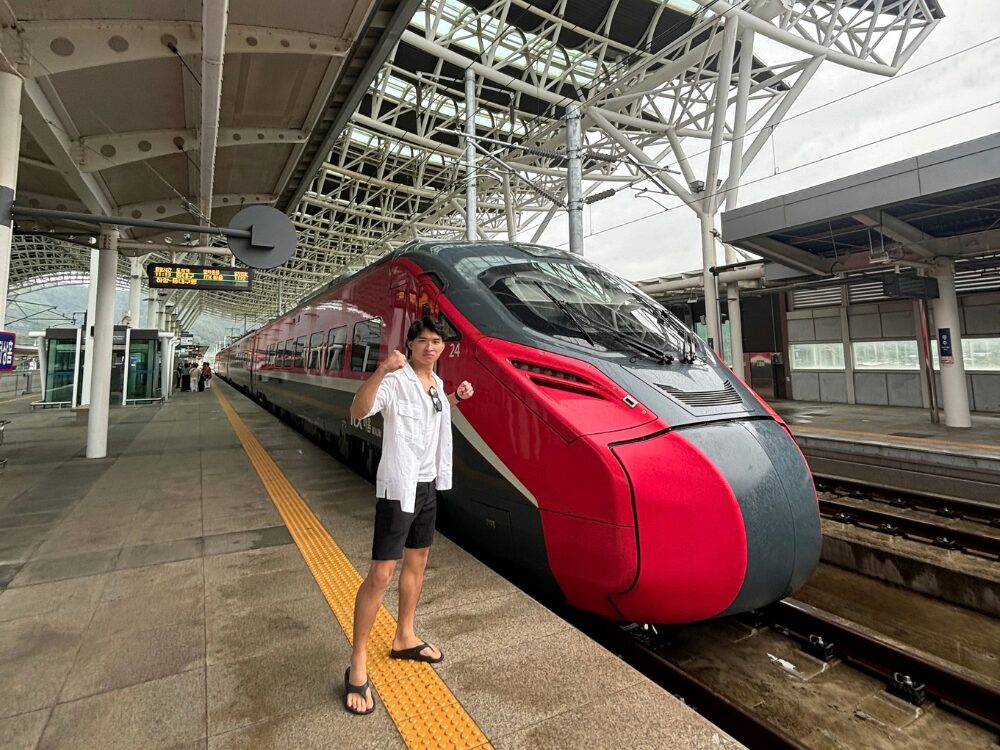 電車と足立トレーナー
