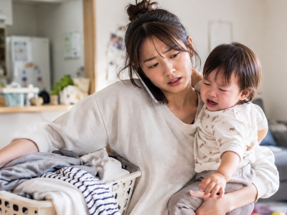 子育てに追われる女性