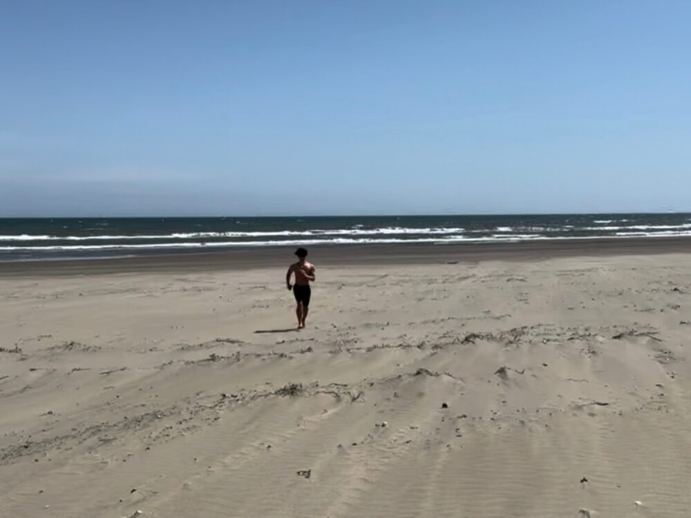 浜辺を走る足立