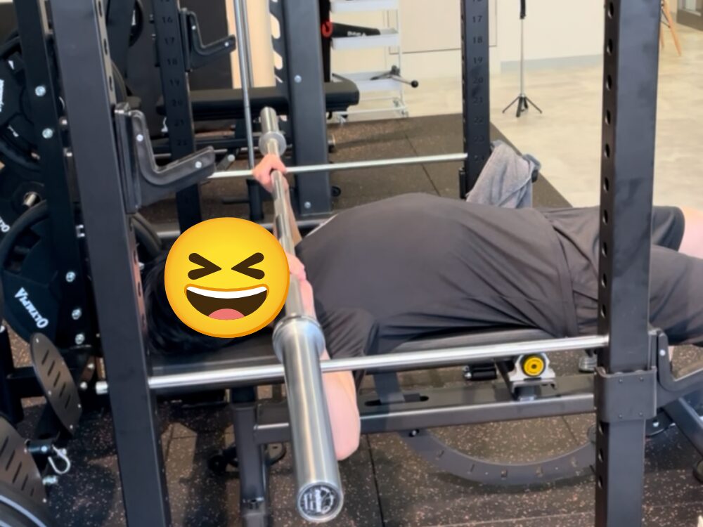ベンチプレスでエラー動作が出ている写真