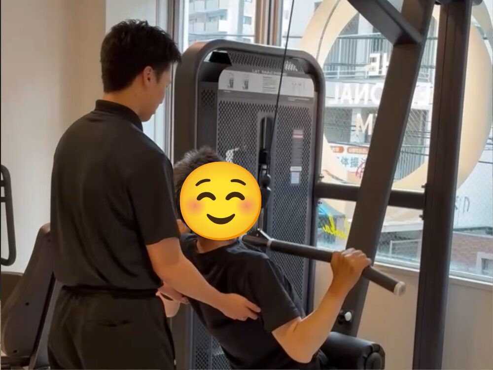 お客様が背中のトレーニングをしている写真