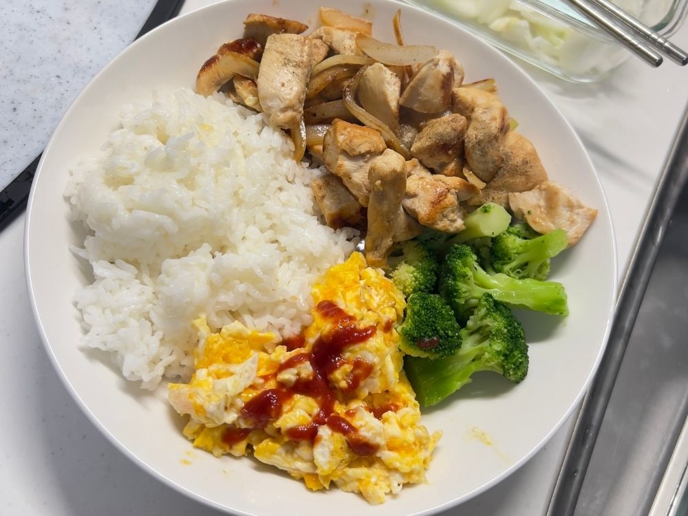 白米、鶏肉、卵、ブロッコリーの画像