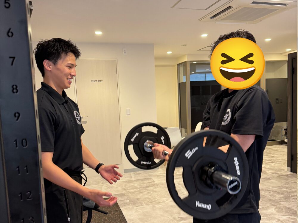 上腕二頭筋をトレーニングしている写真