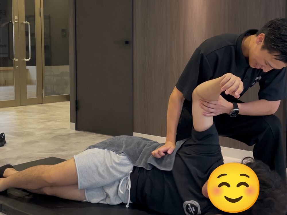 トレーナーがお客様に前鋸筋のコンディショニングを行っている写真