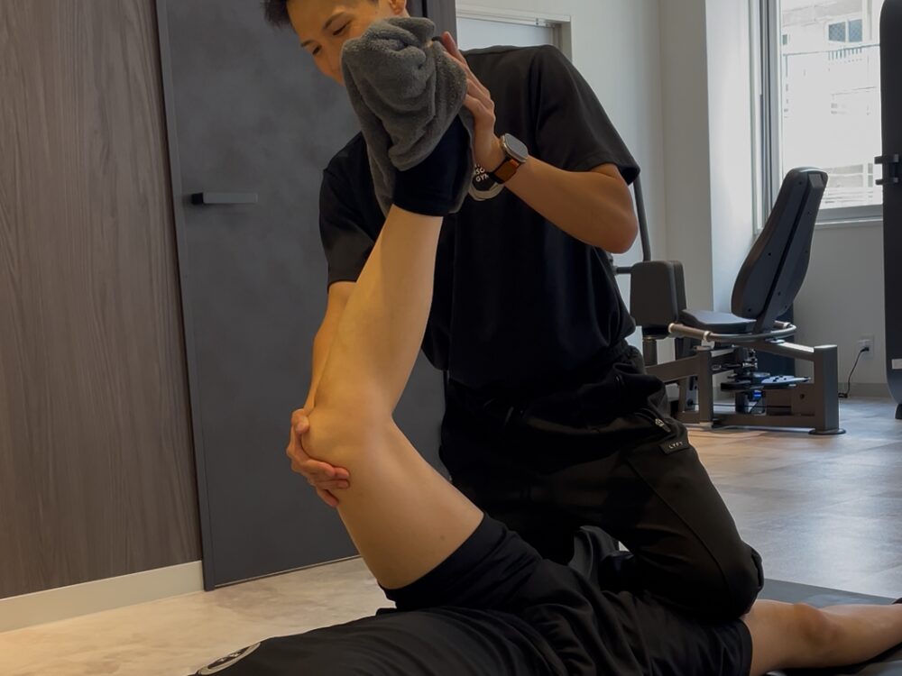 裏もものストレッチを行なっている写真