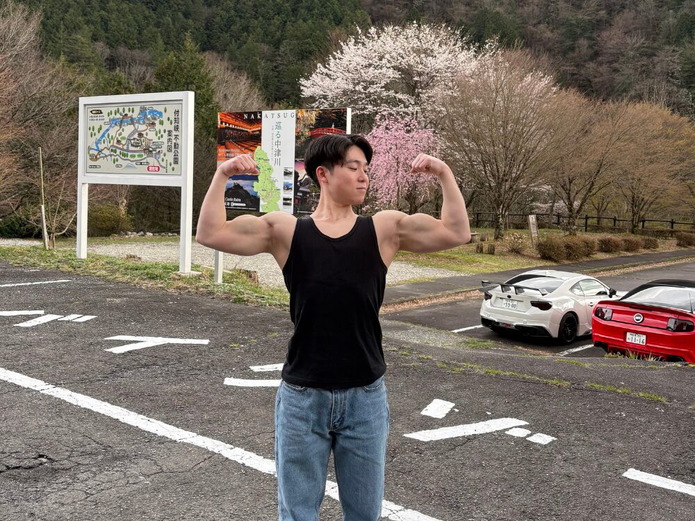 本八幡店トレーナー高橋のダブルバイセップス