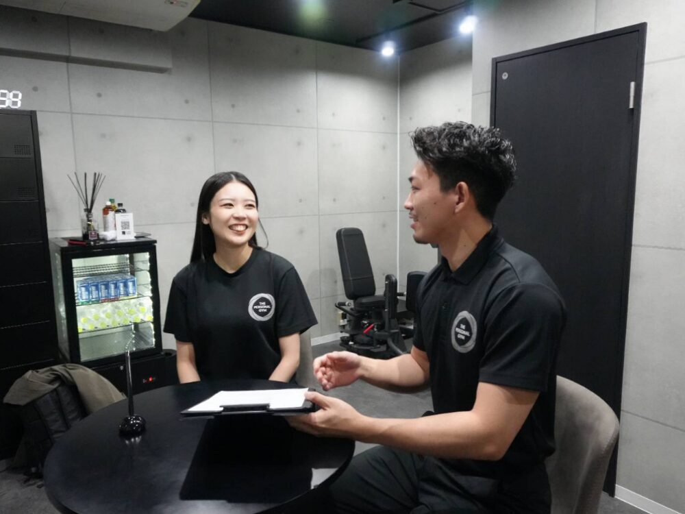 お客様とトレーナーが話している様子