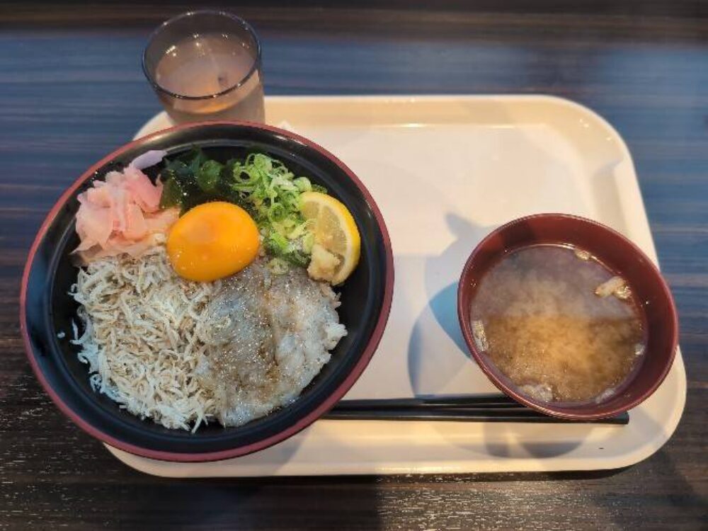 しらす丼とお味噌汁