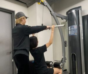 トレーナーとお客様の画像
