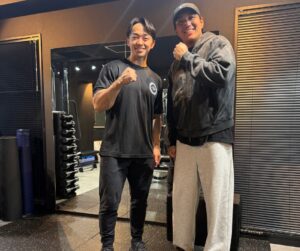 THE PERSONAL GYM門前仲町店のパーソナルトレーナーとお客様のツーショット写真。ジム内で笑顔でポーズを取っている様子。