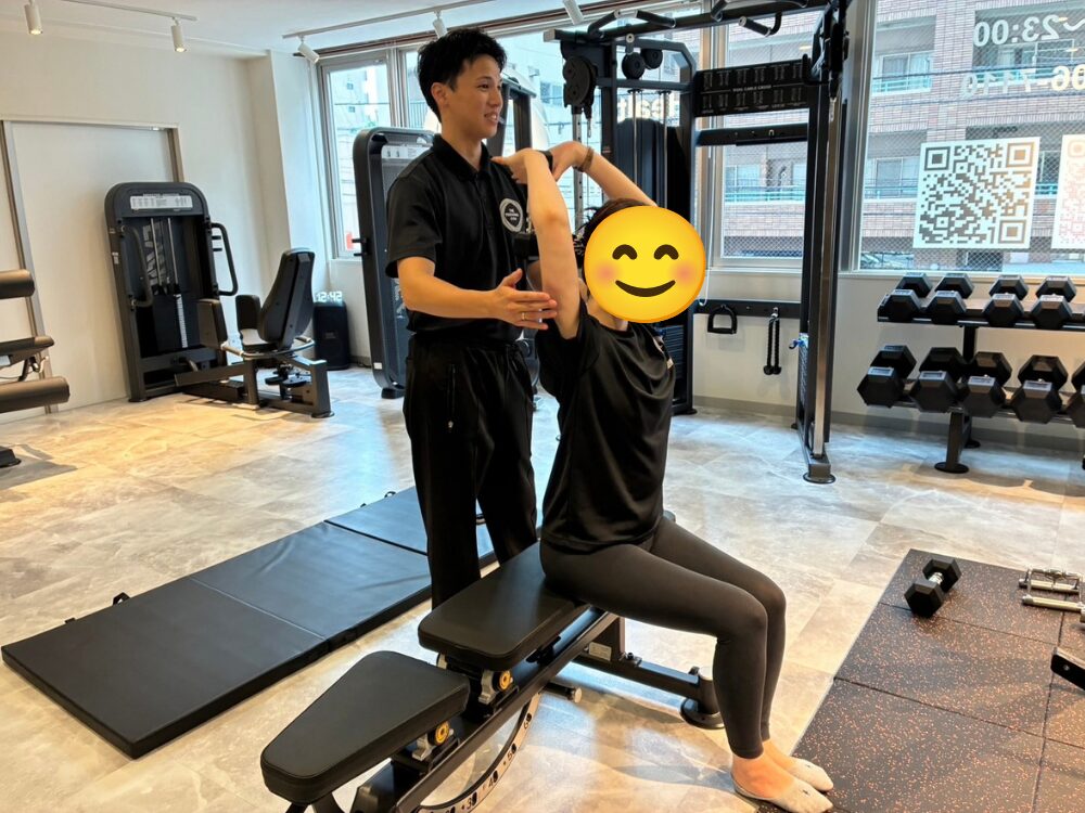 トレーナーがお客様にトレーニング指導している写真