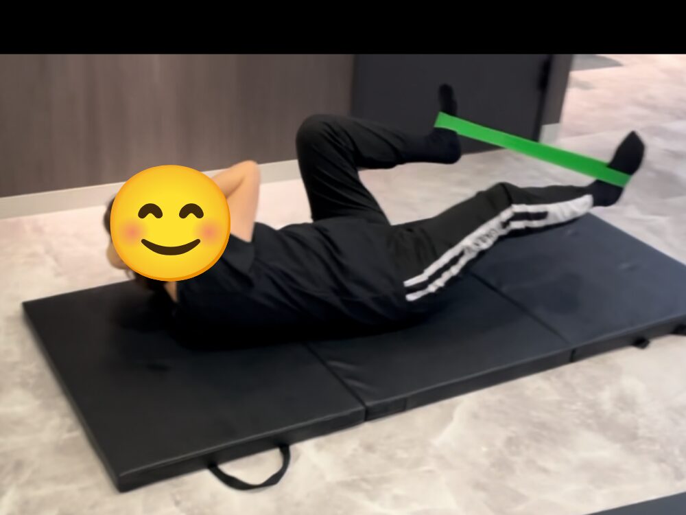 お客様が腹筋のトレーニングを行なっている写真