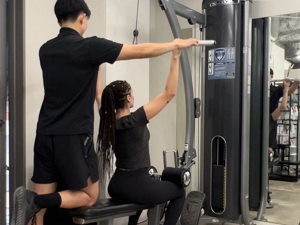 お客様のラットプルダウントレーニングの様子